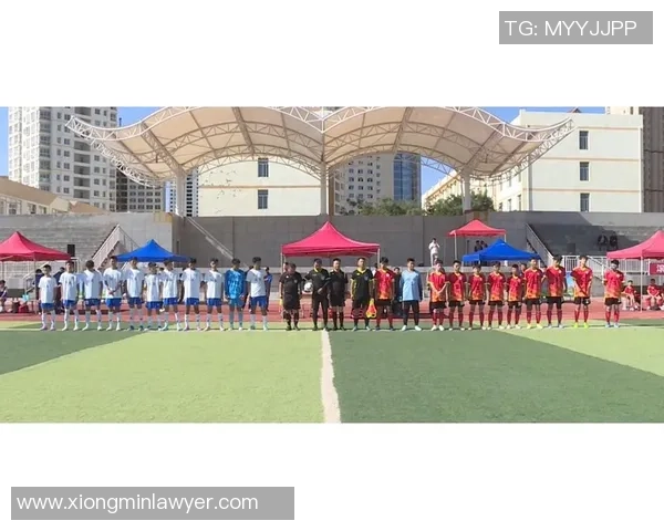 足球明星携手搭建帐篷展现团结精神与友谊的温暖瞬间