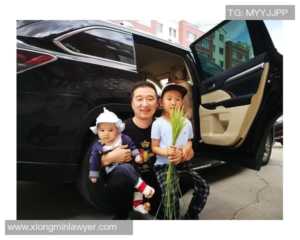 足球明星带娃日常搞笑瞬间父爱如山笑声不断的温馨时刻